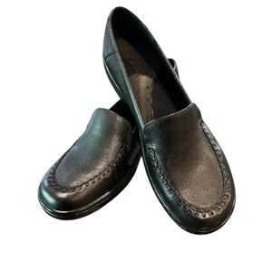 NWOT Clark Mango Black Leather Loafers Size 10M with 1.75” heel.